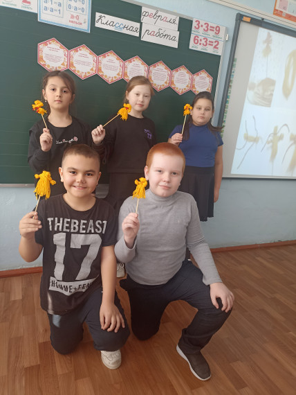 Ученики начальных классов изготовили "Куклу-Масляничку" из ниток.