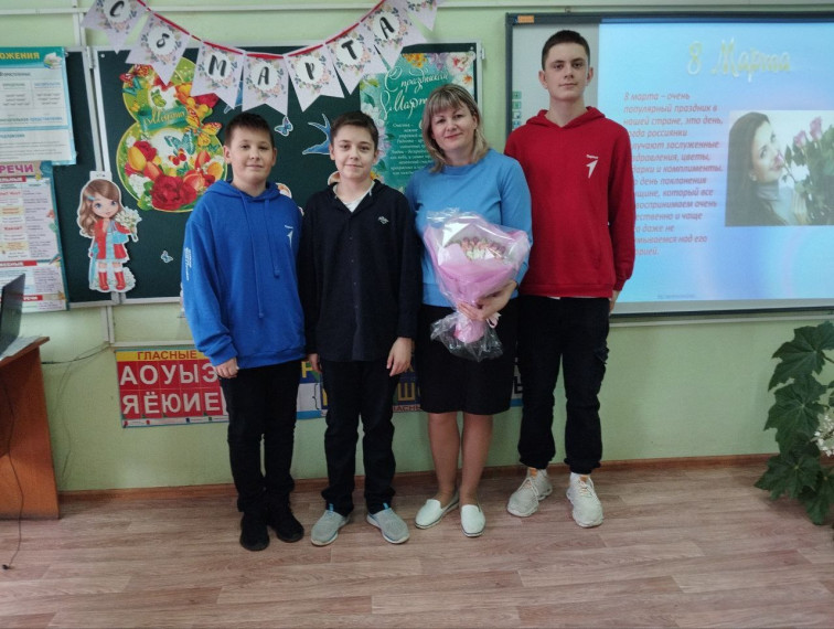 В 6 классе прошёл классный час, посвящённый Международному женскому дню.