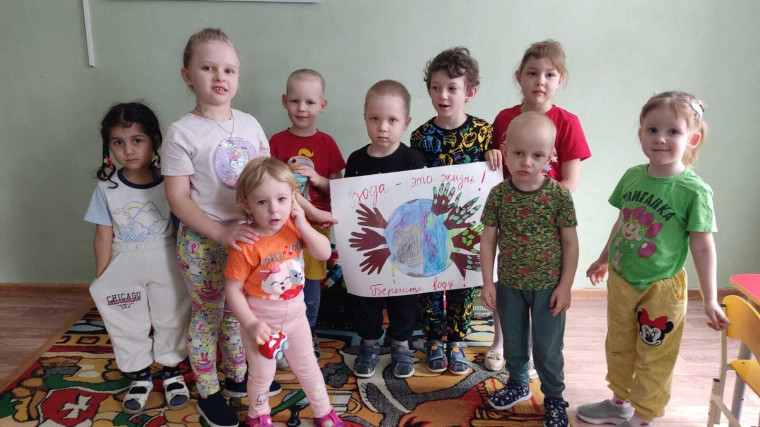 Воспитанники детского сада под руководством воспитателя провели увлекательные опыты с водой.